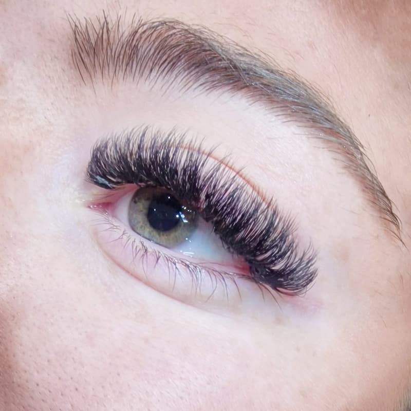 extension-cils-volume-moyen-morlanwelz Pose volume russe moyen – regard intensifié avec élégance chez So Glam’s, Morlanwelz