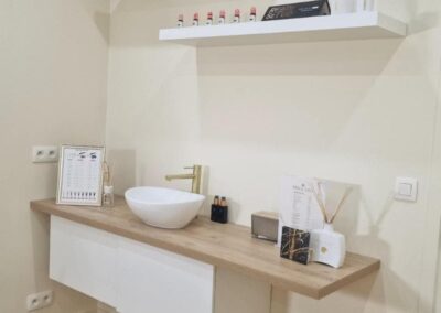 Cabine de soin élégante chez So Glam’s à Morlanwelz – ambiance épurée et douce